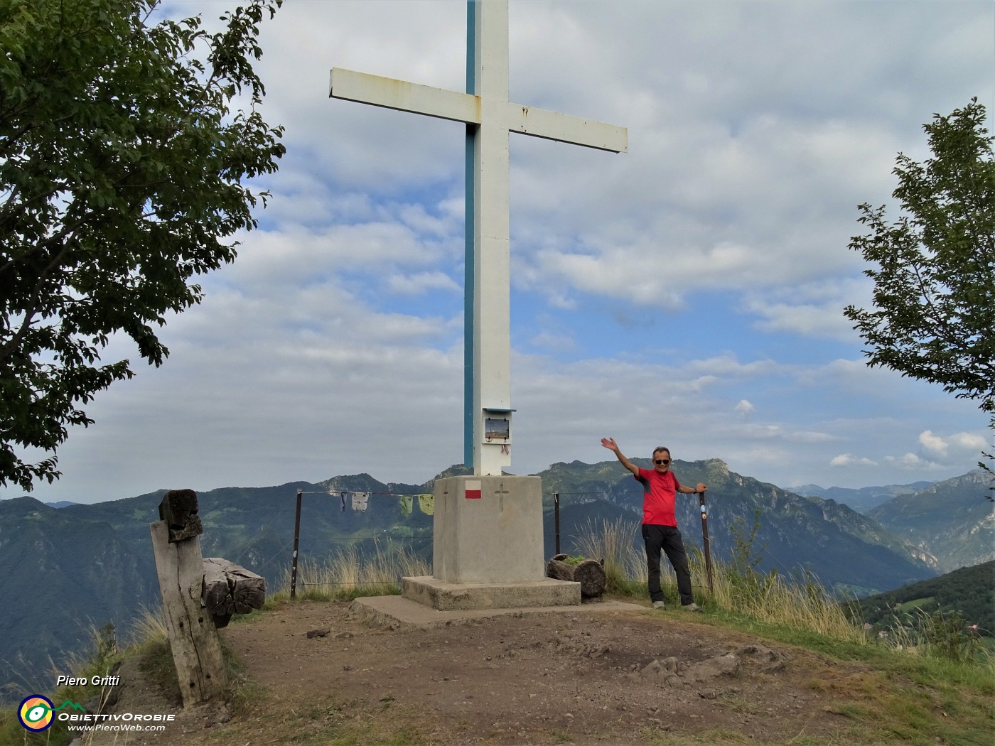 24 In pochi minuti raggiungo la vetta del Monte Corno (1030 m).JPG